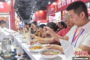 梦见买鸡“嗦粉”经济火热 中国多地“食力”出圈